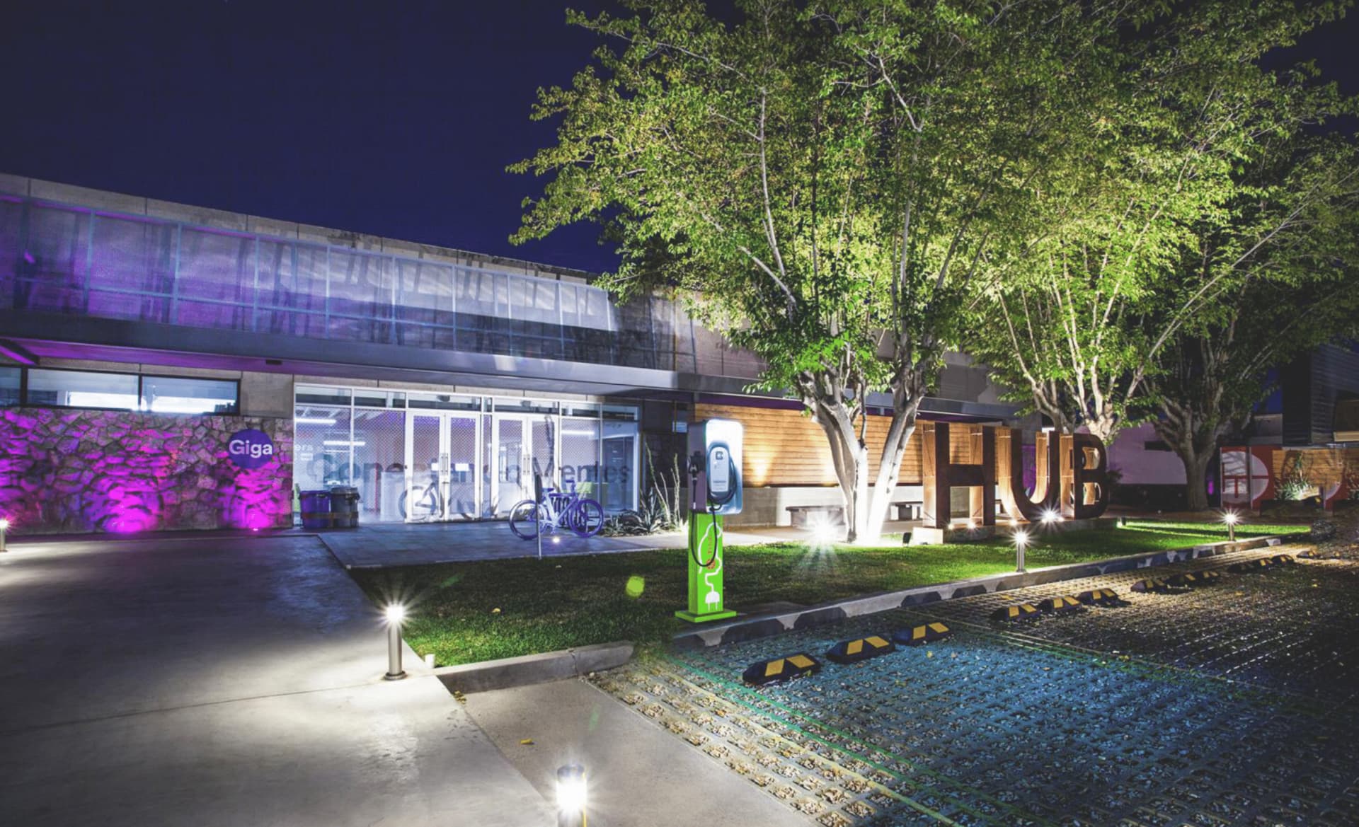Technology Hub de noche — base de operaciones de J8C en Ciudad Juárez